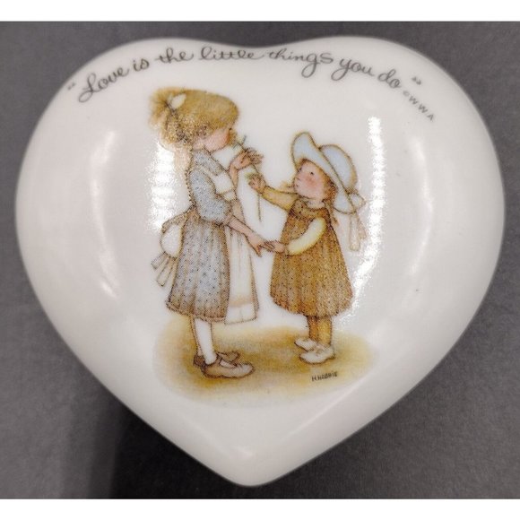 Vintage 1970s Hollie Hobbie Porcelain Trinket Box Love is the Little Things - Picture 1 of 5